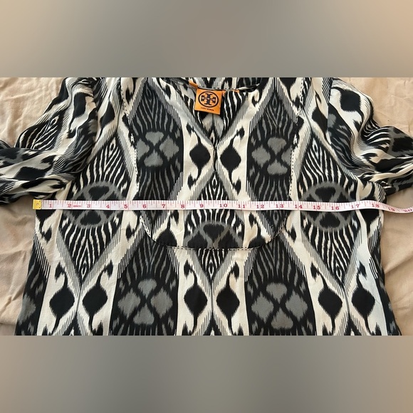 Tory Burch Black and White Patterned Women's Top 100% Silk size 8 - Picture 4 of 5
